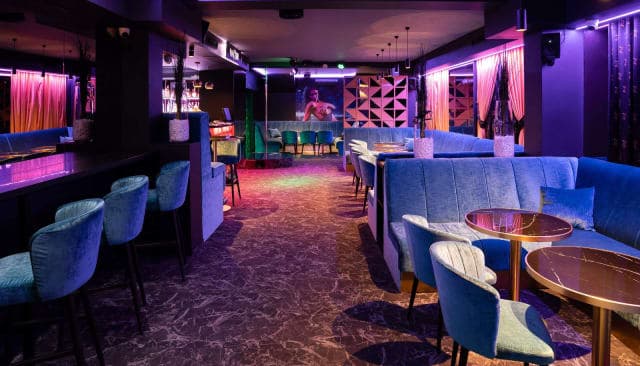 Strip Club : Table & Boissons (1-7 personnes)