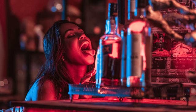 Strip Club : Table & Boissons (1-7 personnes)