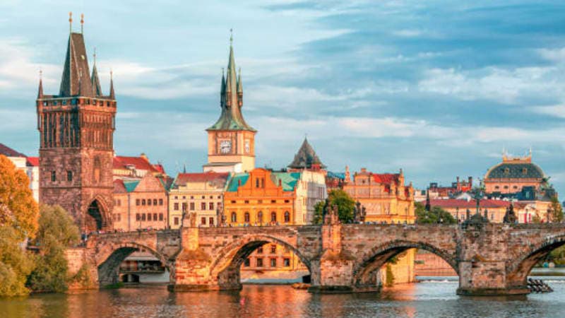 Prague hors des sentiers battus : Guide des lieux historiques et des monuments cachés