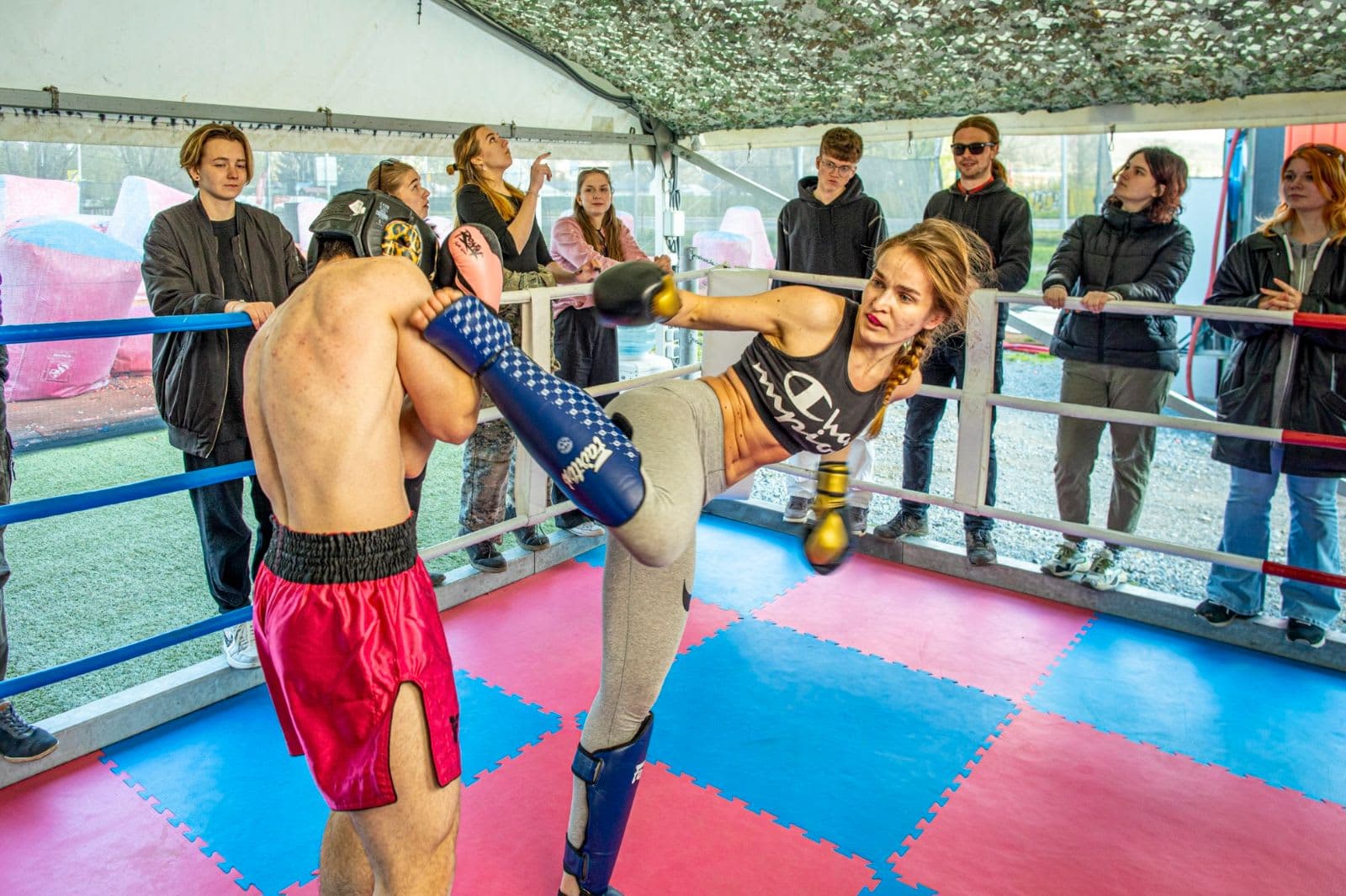 Coup de pied au cul par une fille